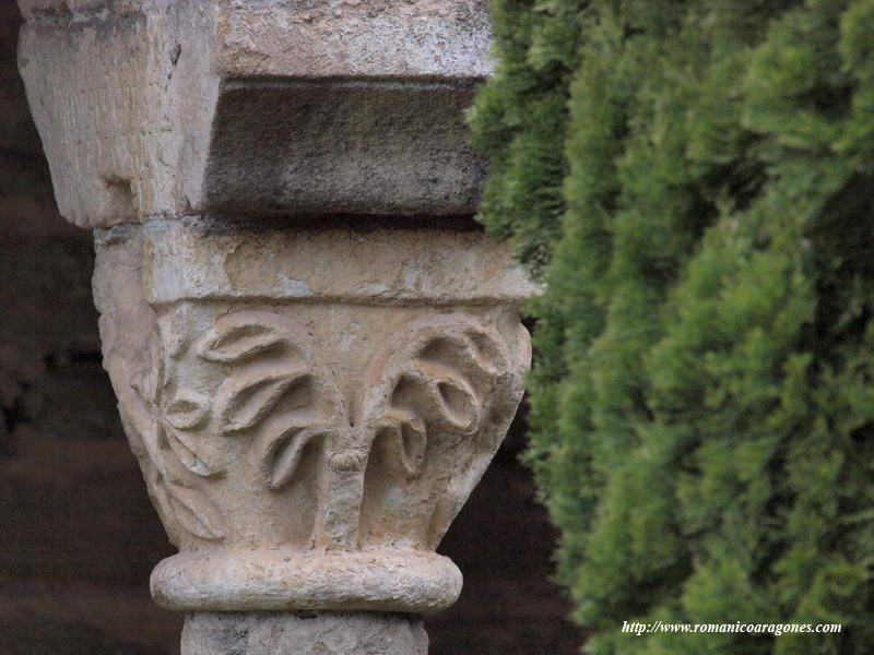 CAPITEL DEL CABALLO. MOTIVOS VEGETALES